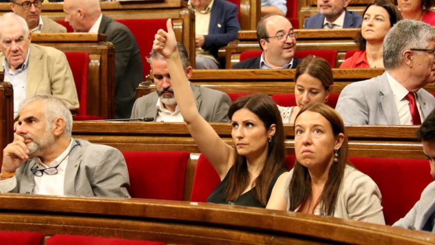 La portaveu de Cs, Lorena Roldán, votant durant el ple del Parlament