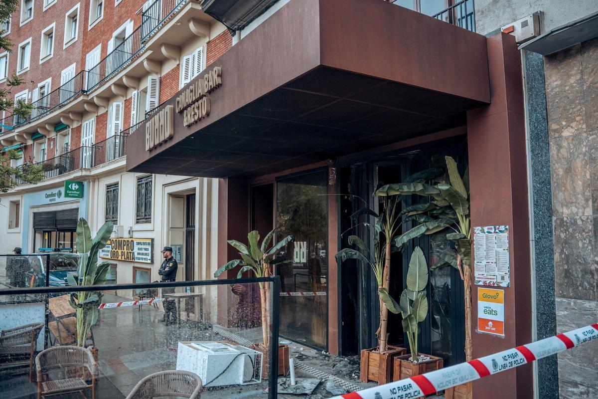 Restaurante 'Burro Canaglia Bar&amp;Resto' precintado tras el incendio, en la plaza de Manuel Becerra.