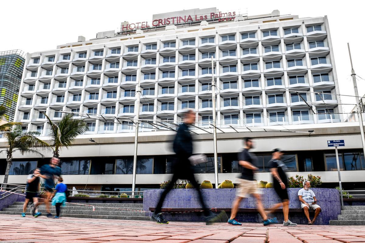 Transeúntes enfrente de un hotel en la capital grancanaria.