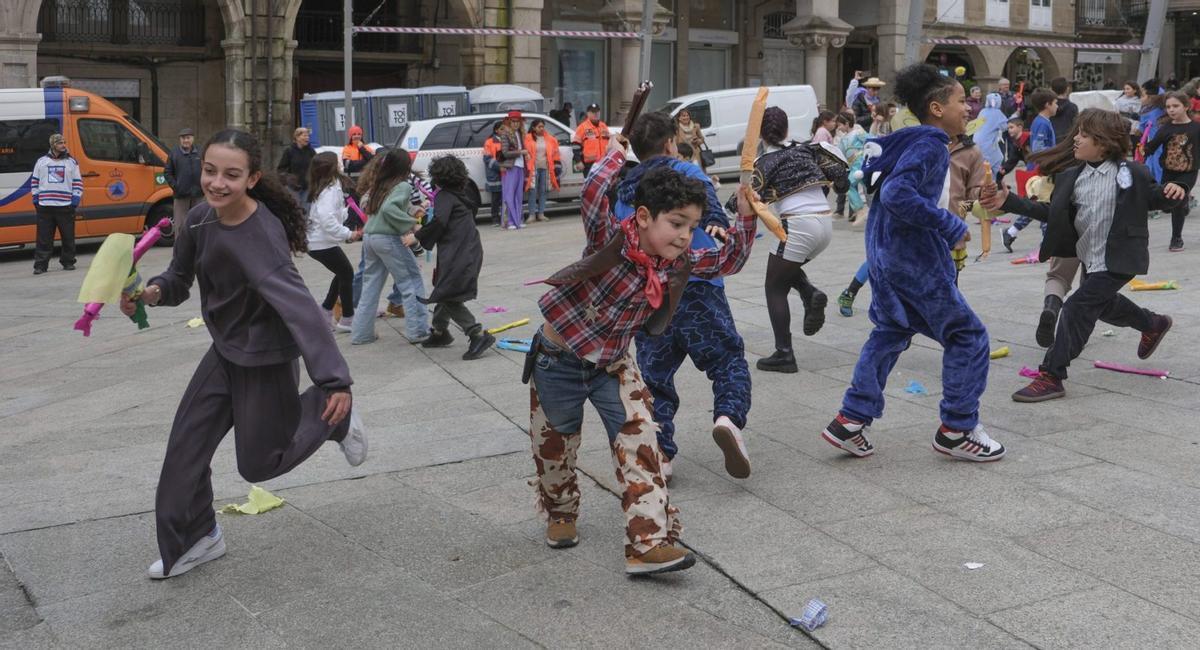 Los niños ourensanos se persiguen entre ellos para robarse sus ‘mecos’ en la regueifa de comadres. | FOTOS: ROI CRUZ
