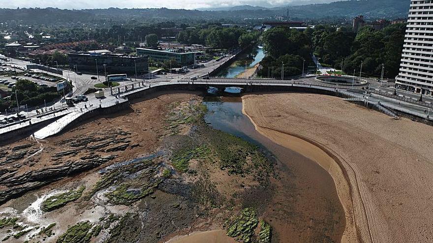 La desembocadura del río Piles,  vista desde el aire con un dron, una zona del arenal que también se incluye dentro del estudio encargado por el Ayuntamiento.