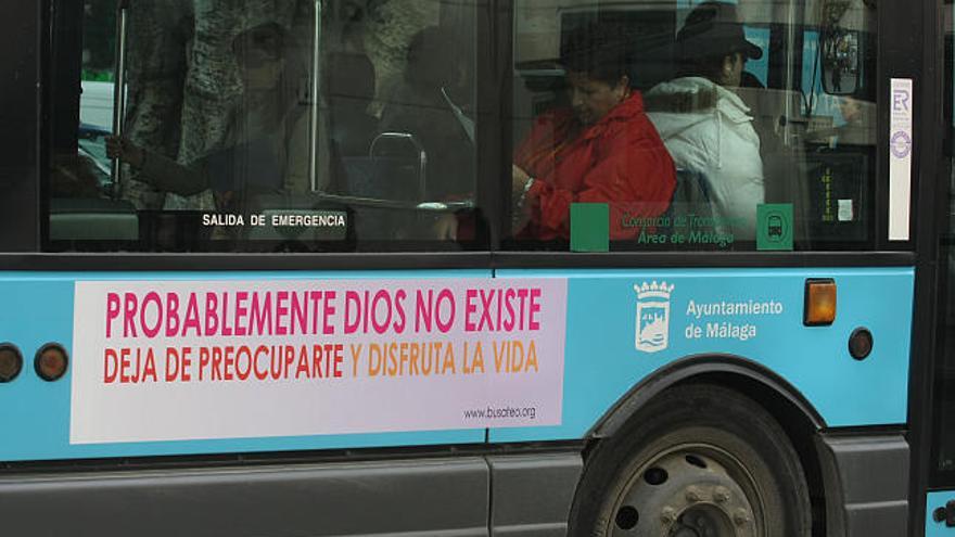 Un autobús de la EMT con publicidad atea, esta mañana en Málaga.