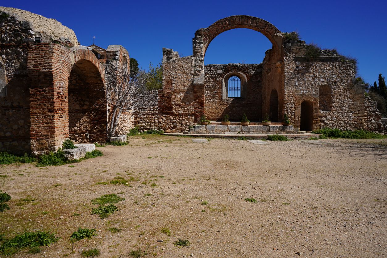 La iglesia de San Pedro, de la que se conservan las ruinas, pasó a ser la iglesia principal de la villa tras la desaparición de la iglesia arciprestal de Santa María