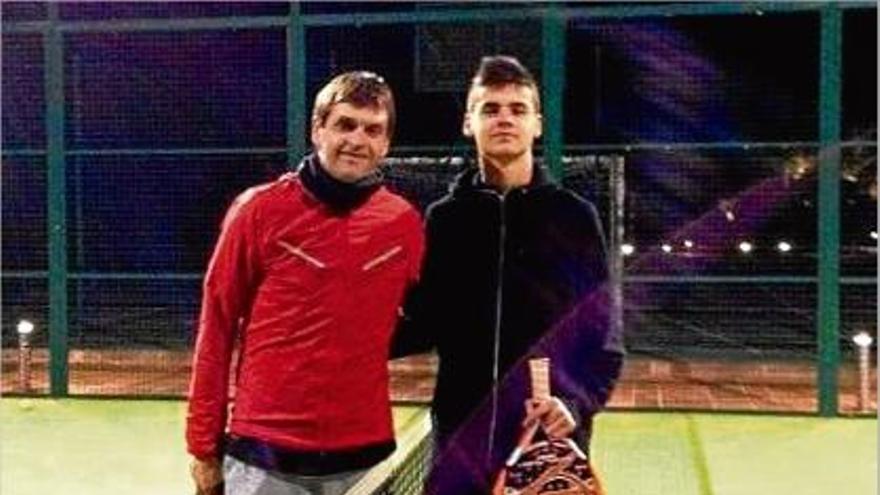L&#039;entrenador del FC Barcelona, Tito Vilanova, i el seu fill Adrià van tancar el 2012 jugant a pàdel.