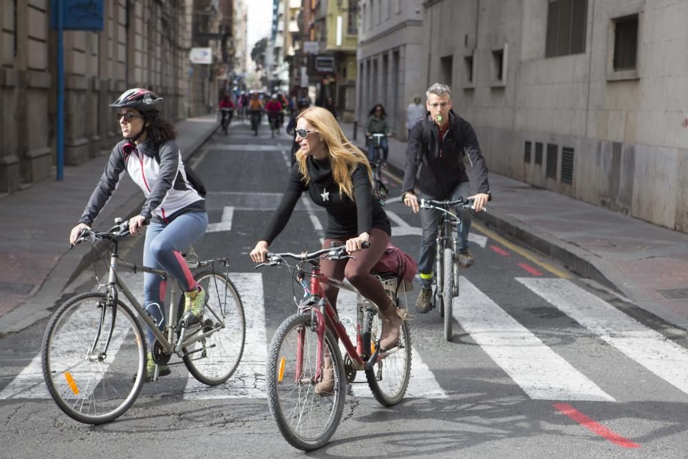 200 ciclistas exigen frente al Ayuntamiento una vía verde en La Cantera.