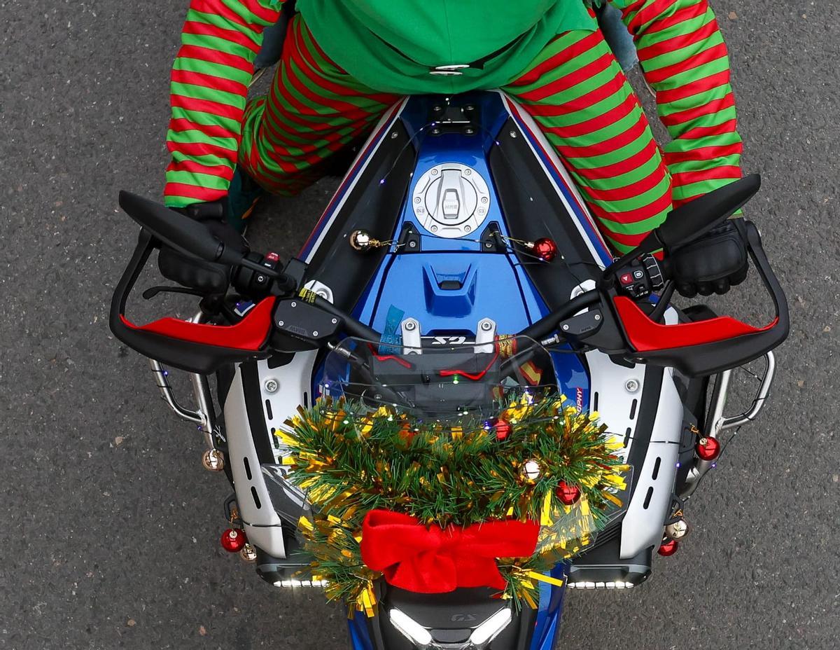 'Papanoelada' motera recorre las calles de València