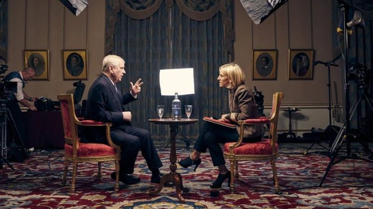 El príncipe Andrés, cara a cara con la periodista Emily Maitlis, en el programa 'Newsnight', que se emitió el sábado 16 de noviembre de 2019.