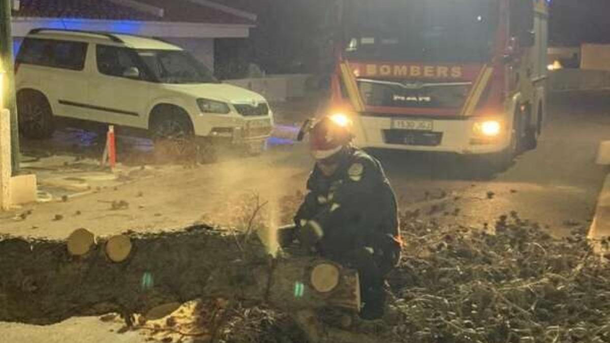 Bomberos trabajan en los daños ocasionados por el viento en Castelló