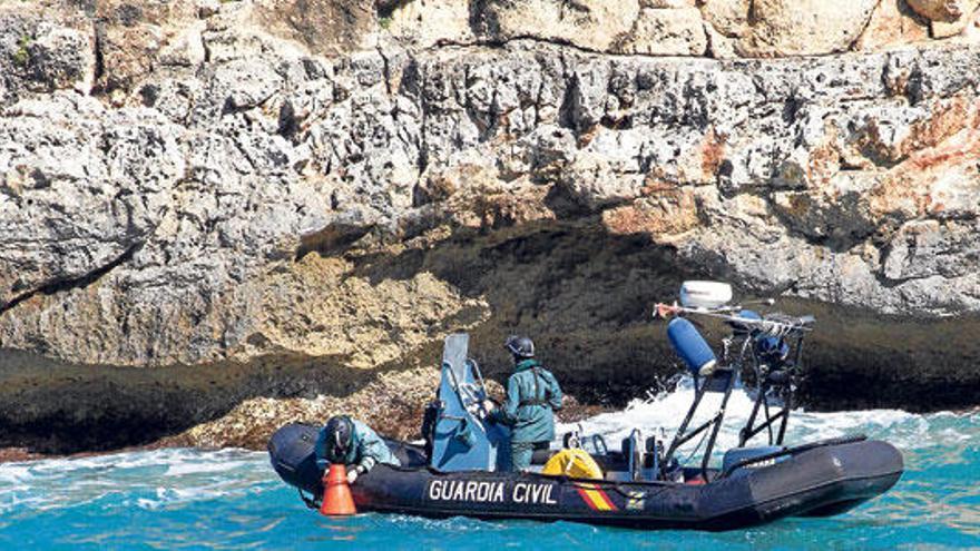 Una lancha de los GEAS recorría ayer las zona rocas de Cala Mandia durante la búsqueda.