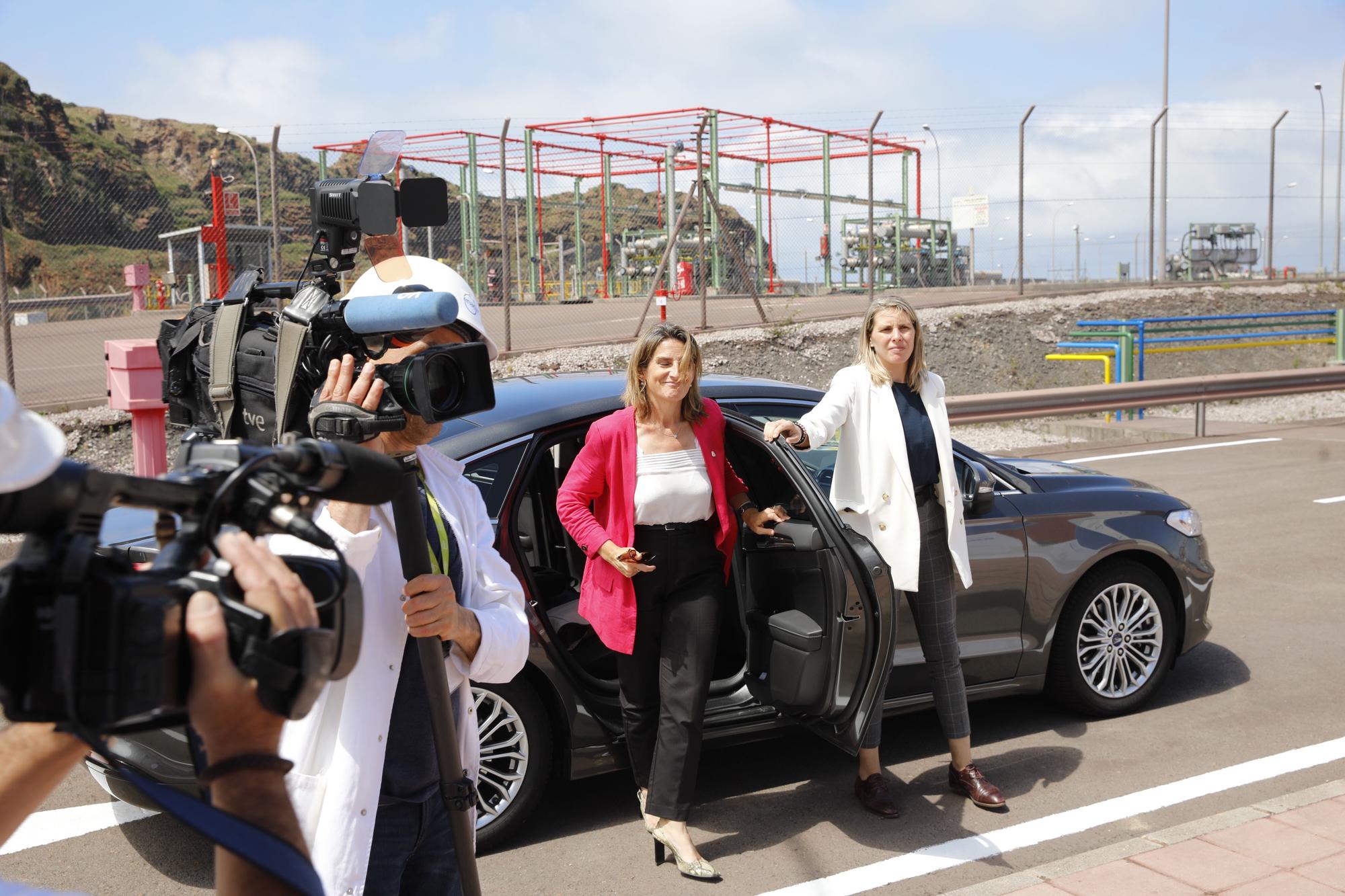 Teresa Ribera visita la planta regasificadora de El Musel