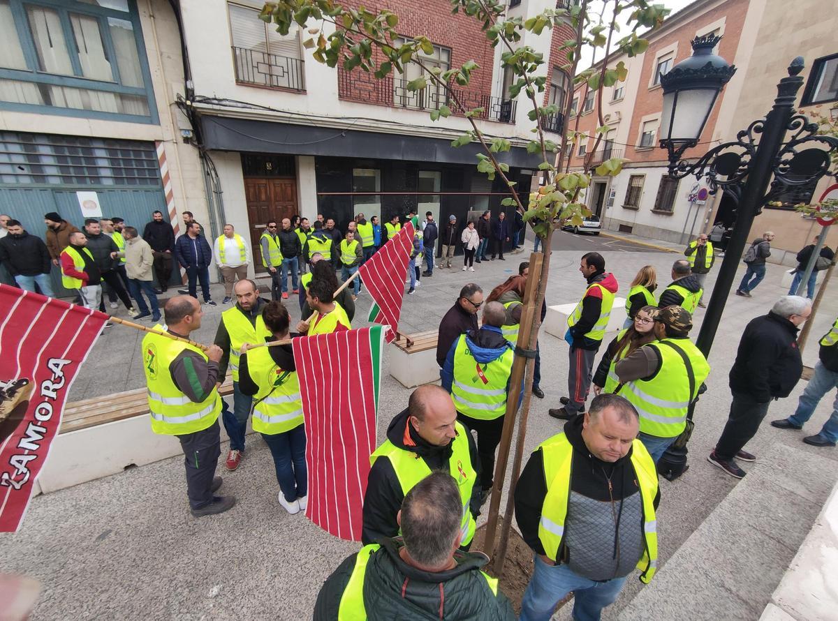 GALERÍA | La concentración de agricultores y ganaderos ante los juzgados de Benavente, en imágenes