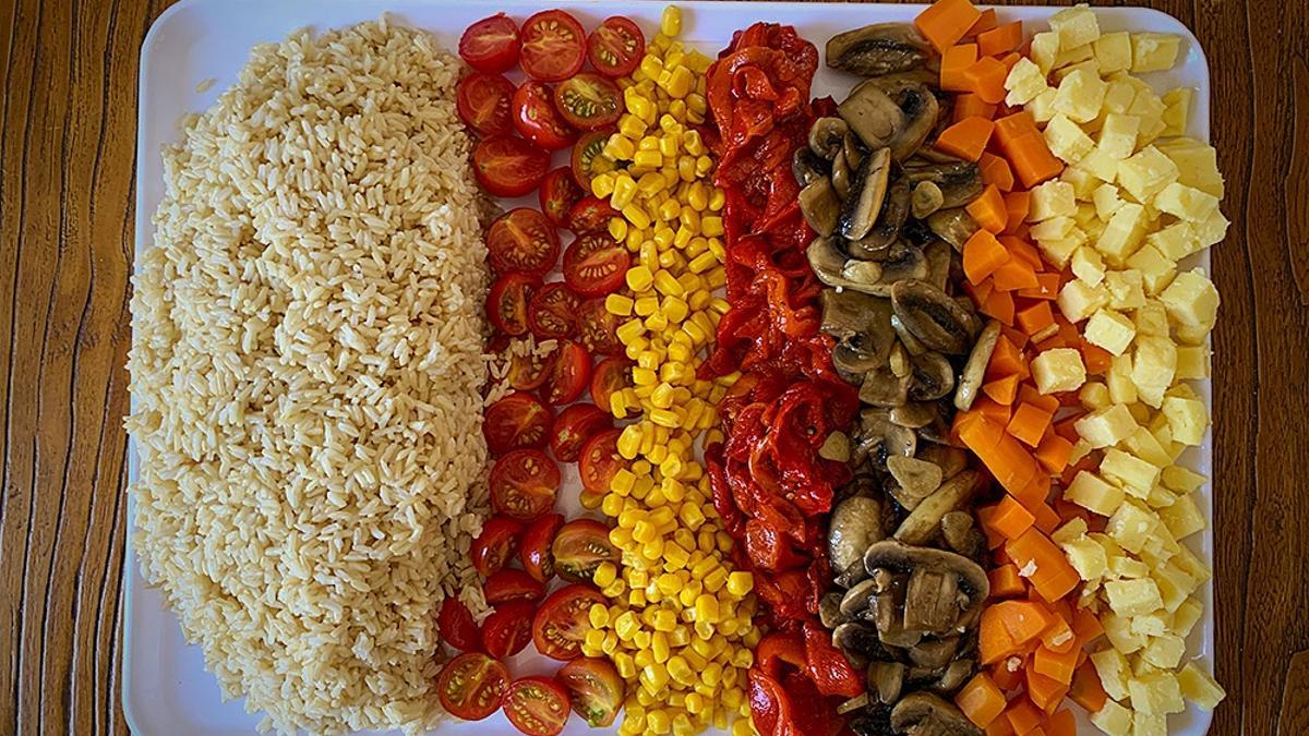 Foto final de la ensalada de arroz integral.