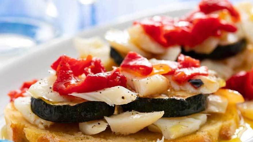 Canapés de Navidad: Tosta de paté de berenjena con bacalao ahumado