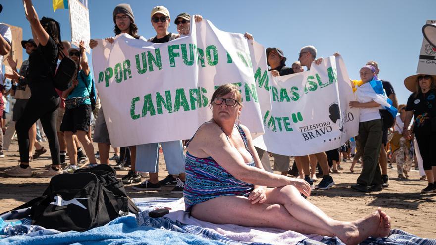 Los manifestantes del 20-O 'invaden' la playa de Troya, en Tenerife