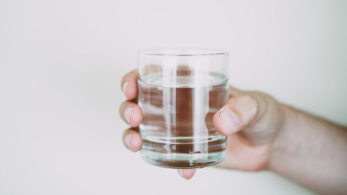 Mete un vaso de agua en el congelador