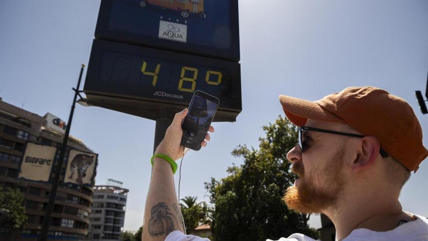 Valencianos y turistas sobrellevan el calor a duras penas