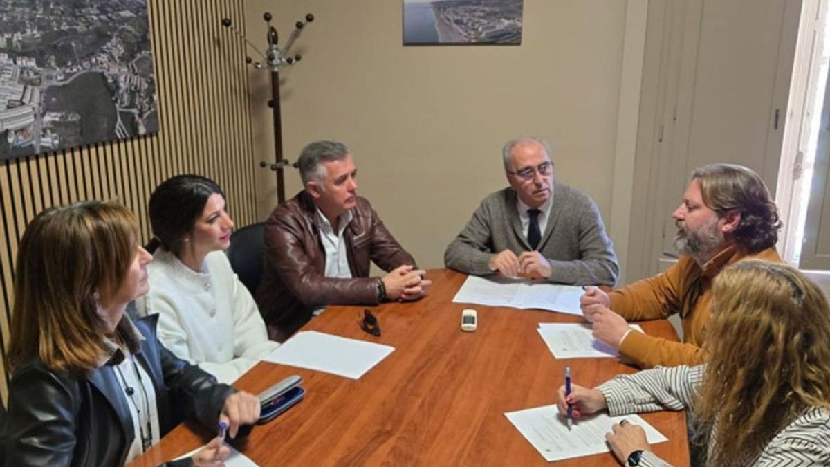El alcalde de Manilva, José Manuel Fernández, en una reunión con concejales de otros grupos políticos.