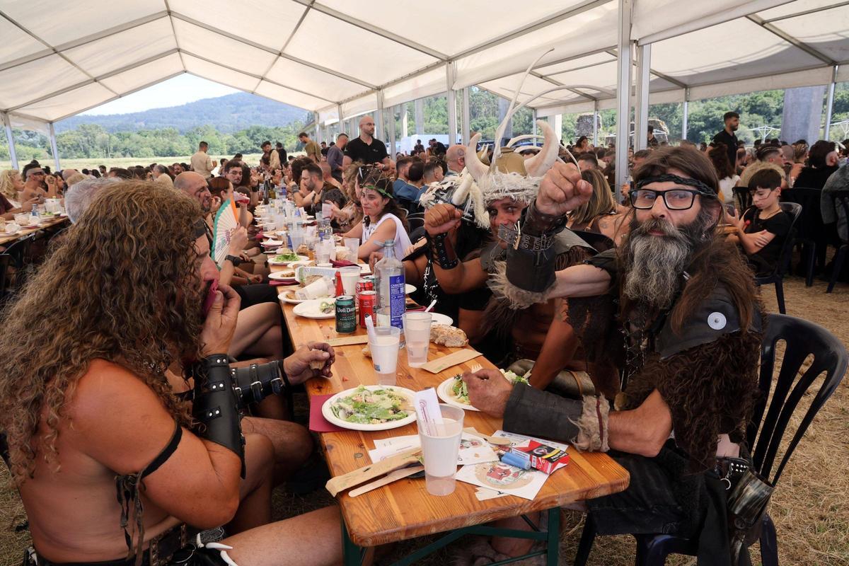 Asistentes al Xantar Vikingo celebrado en las Torres de Oeste de Catoira, donde mañana se celebra el Desembarco de la Romería Vikinga.