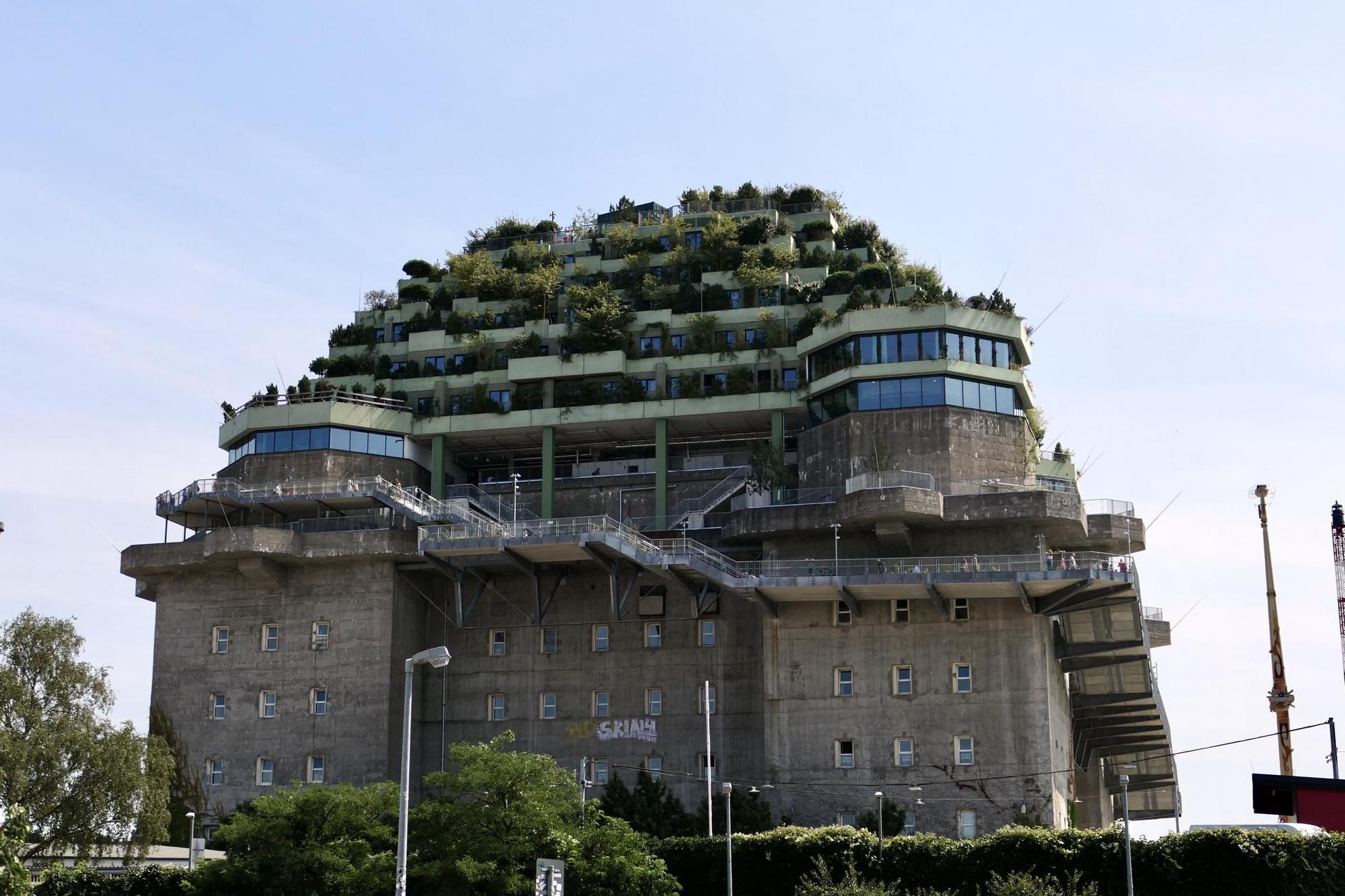 Así es el bunkér a día de hoy, con su jardín público en lo alto.