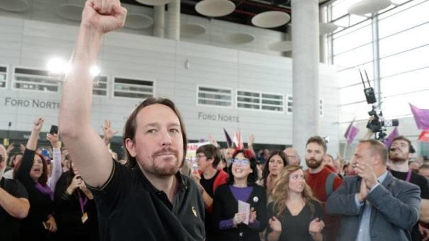 El candidato Pablo Iglesias en València justo delante de la alicantina Teresa Pérez y Dalmau.