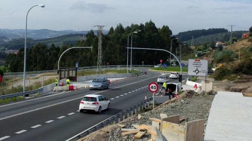 Operarios instalan los nuevos semáforos de O Quinto Pino, en Arteixo.