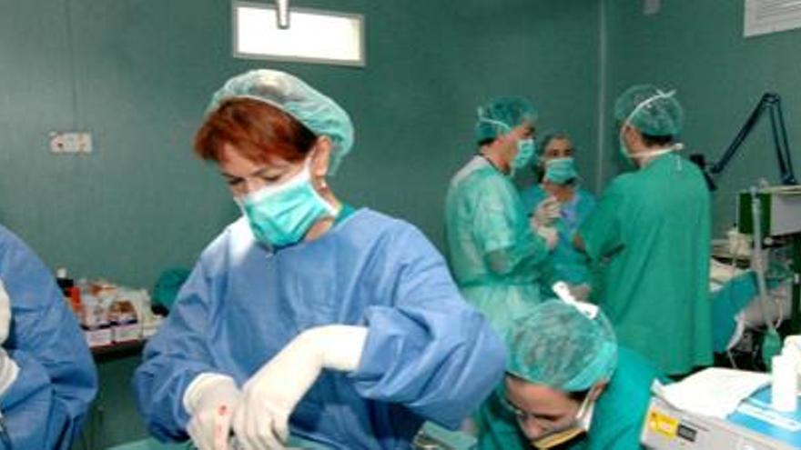 Personal del Hospital Universitario Materno Infantil prepara el quirófano antes de una intervención. i Y. SOCORRO