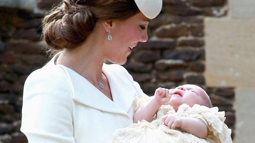 La duquesa de Cambridge con la princesa Carlota.