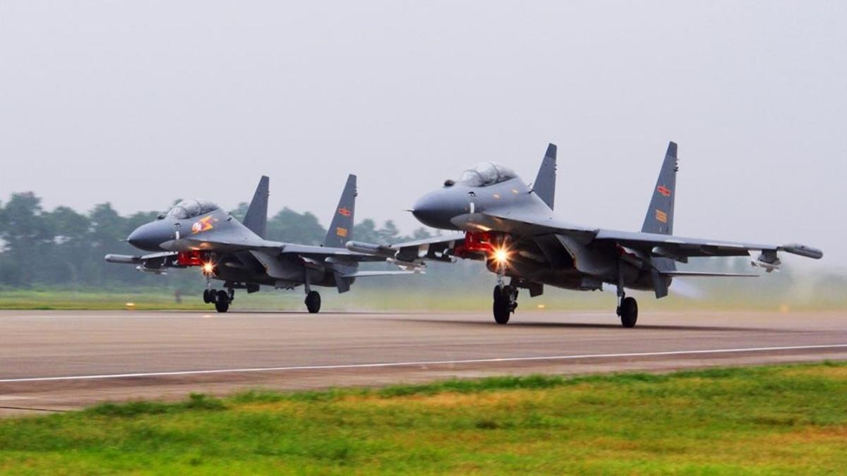 Dos cazas chinos SU-30 despegan para patrullar sobre el mar del Sur de China, en una imagen difundida en agosto del 2016.