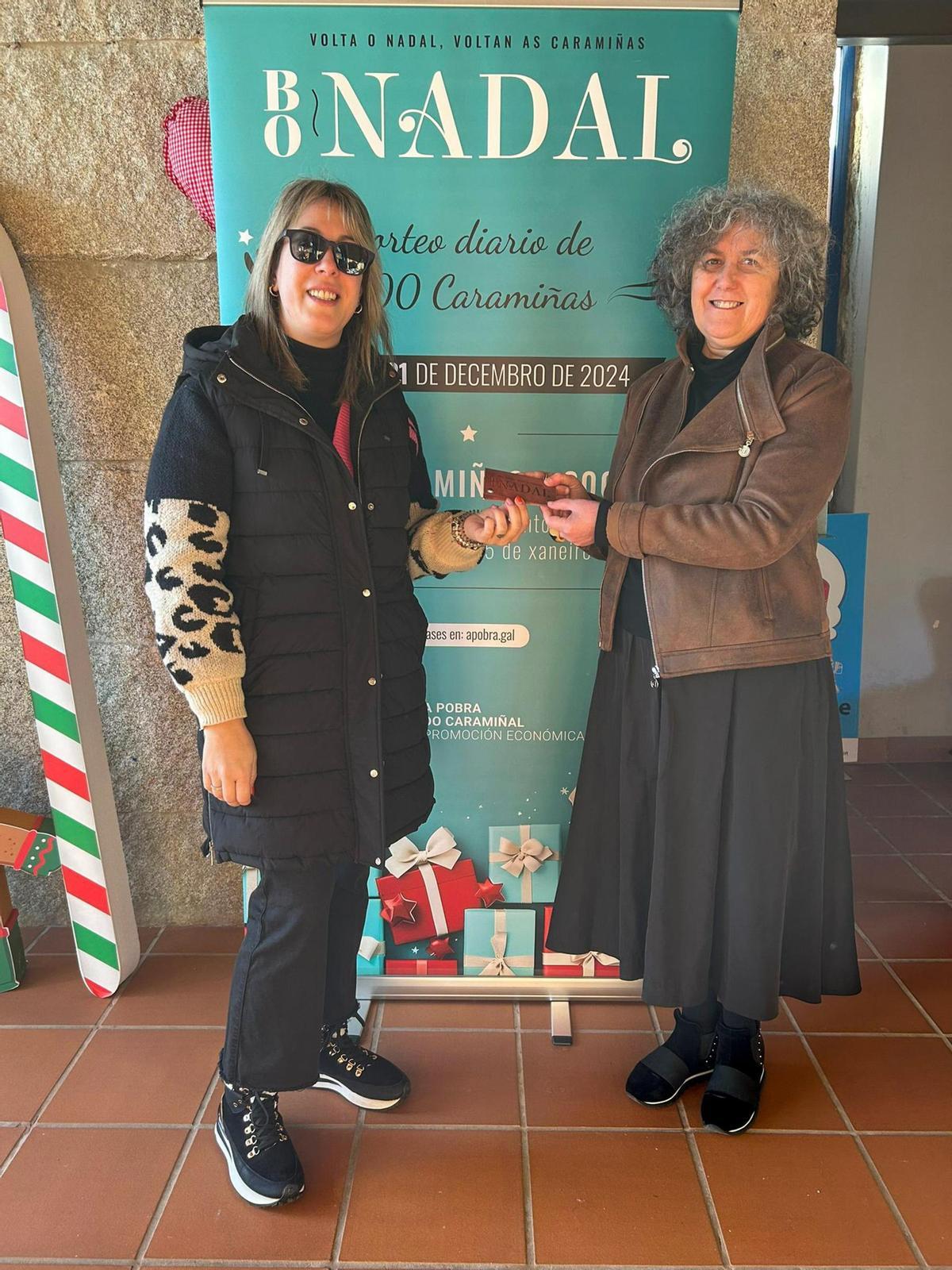 Amparo Cerecedo hizo entrega de las 'caramiñas' a las primeras personas agraciadas Amparo Cerecedo hizo entrega de las 'caramiñas' a las primeras personas agraciadas