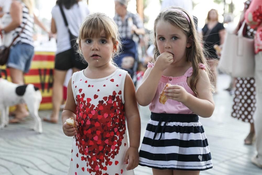 Cientos de personas acudieron ayer a Sant Antoni para celebrar las fiestas patronales con música, arte y comida