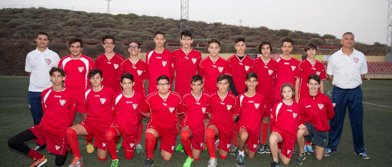 Formación del conjunto cadete con su entrenador Manolo Herrera.