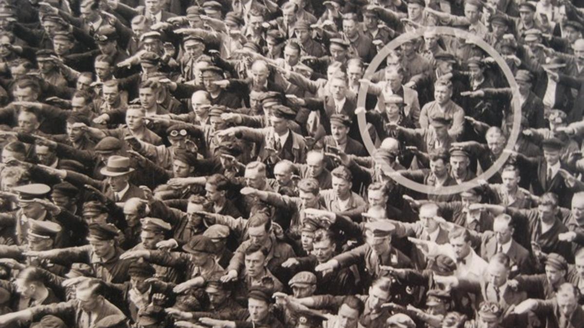 Imagen de August Landmesser, dentro del círculo, en Hamburgo, en 1936.