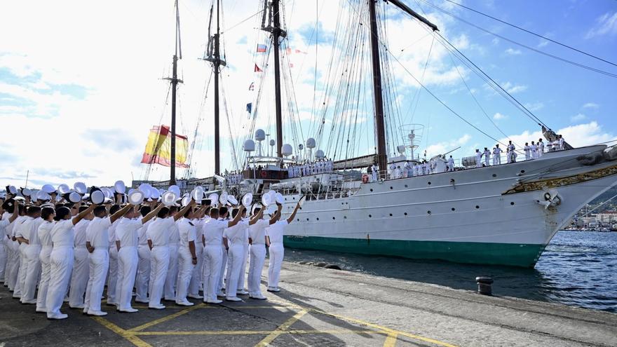 El Juan Sebastián de Elcano llega a Marín.