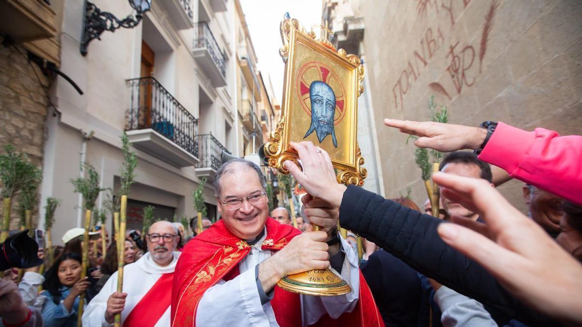 La Santa Faz Peregrina, al comienzo de la Romería, en la calle Miguel Soler.