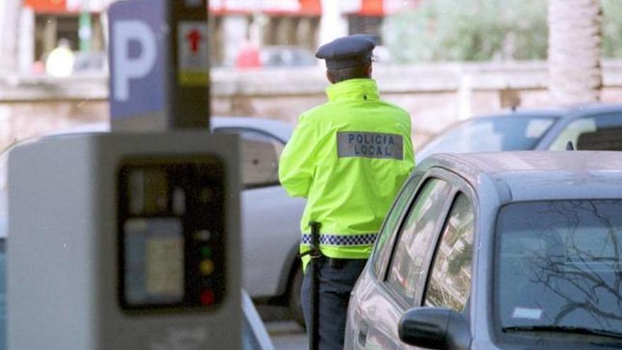 Un vigilante de la ORA controlando el estacionamiento.