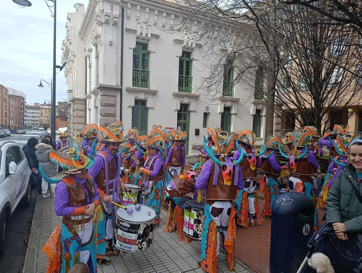 Los desfiles de Antroxu en Nuevo Roces y El Coto, en imágenes