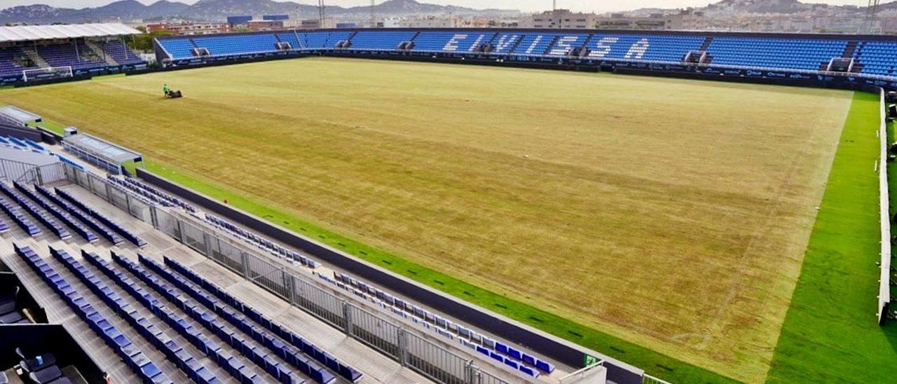 Imagen del estadio de Can Misses, donde ya han comenzado las tareas para la resiembra de un nuevo césped más resistente al frío del invierno en el terreno de juego.   | UD IBIZA