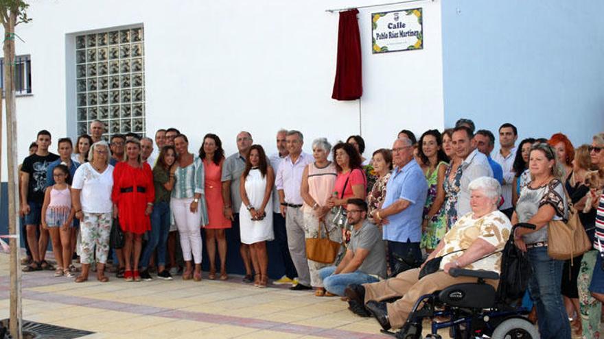 El alcalde de Estepona, José María García Urbano, ha presidido junto a familiares y amigos de Pablo Ráez la inauguración de la calle que lleva su nombre en la localidad.