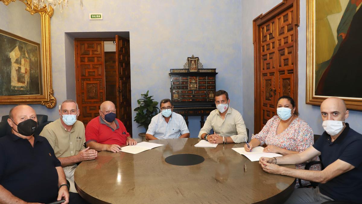 Firma del convenio entre la Sociedad de Cazadores de Cabra y el Iprodeco en la Diputación.