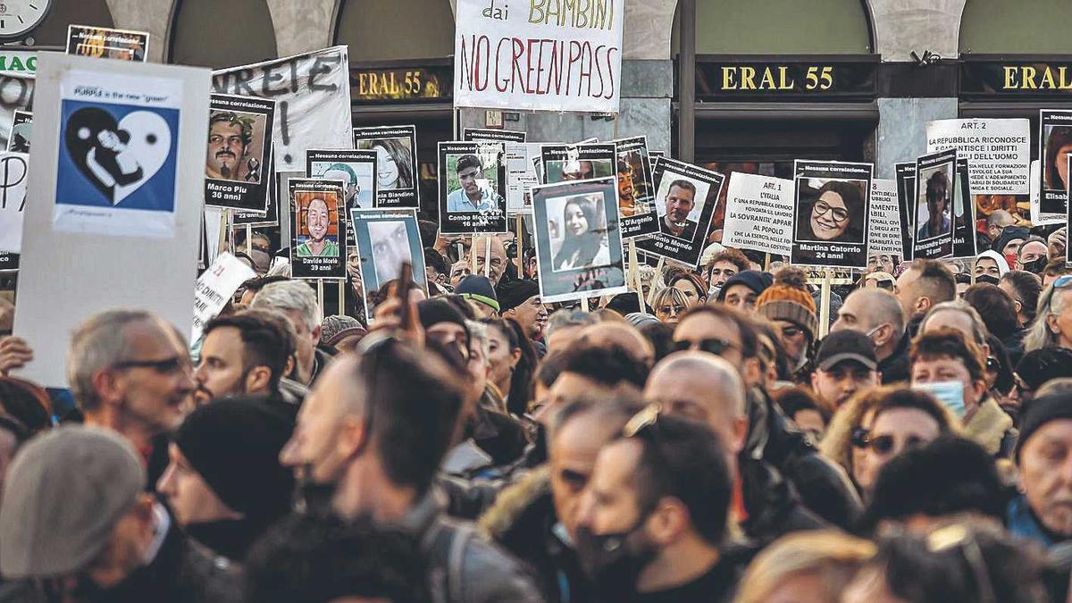 El moviment &quot;No Vax&quot;, durant una manifestació a Milà