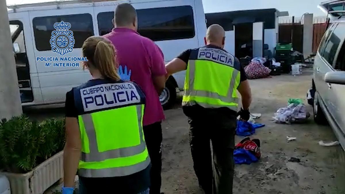 Intervienen en Crevillent y Callosa 270.000 € en ropa falsa a la red que traficaba con "menas"