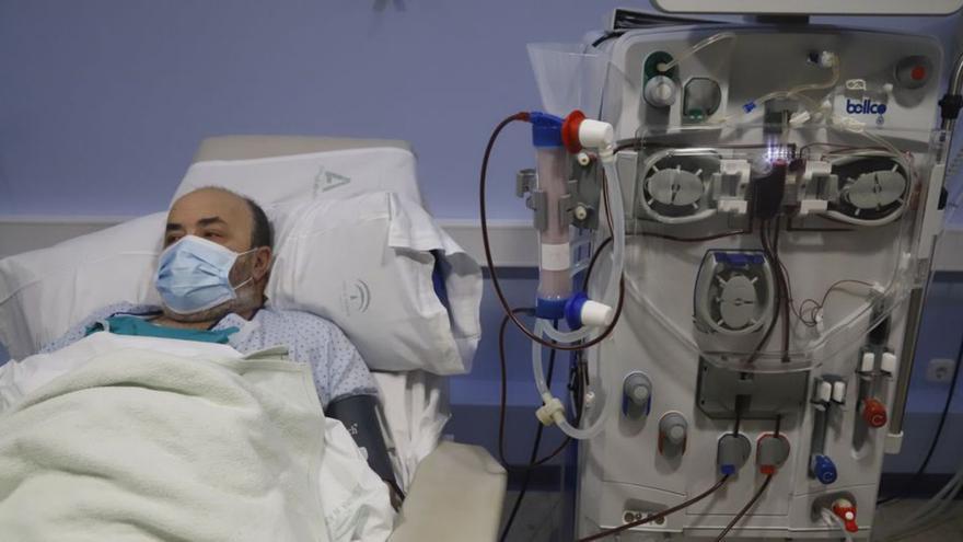Un paciente atendido en un centro de diálisis.