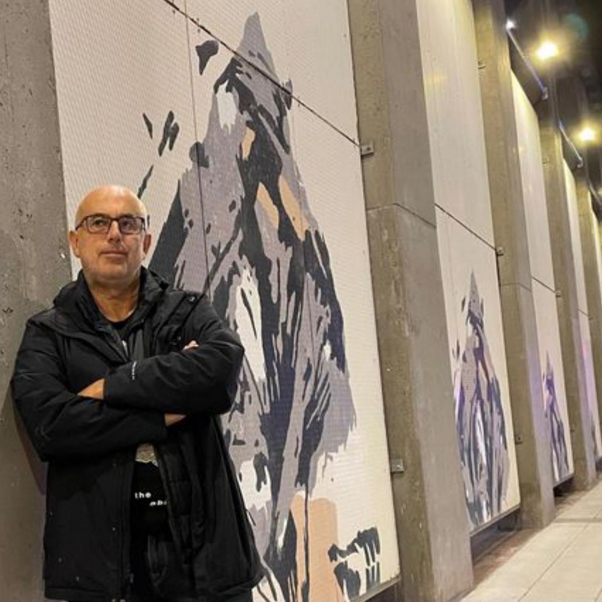 Carlos Suárez, ante el mural.