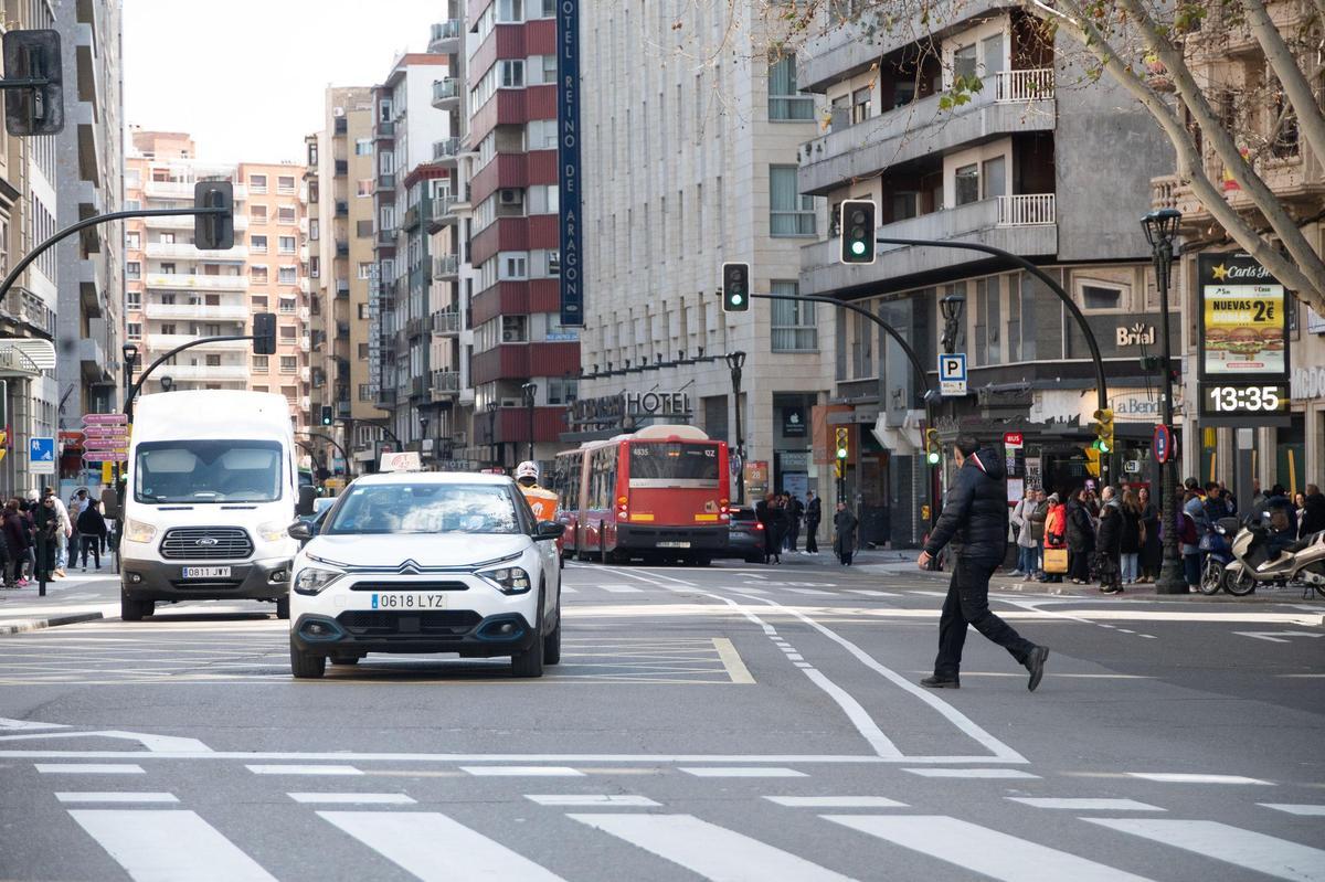 Coches, furgonetas y autobuses circulando por el Coso, ayer.