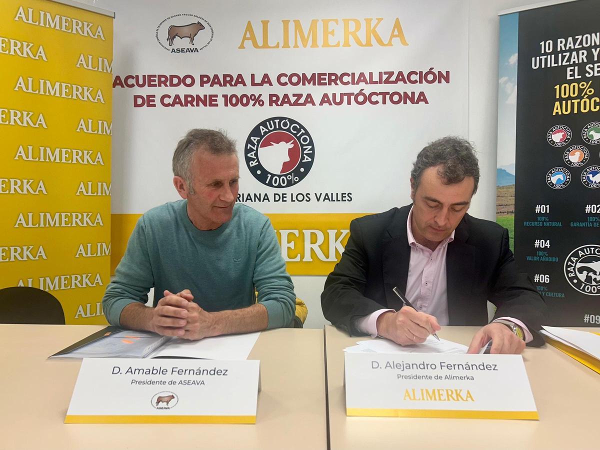 Amable Fernández y Alejandro Fernández en la firma del acuerdo entre Alimerka y Aseava, en Llanera.