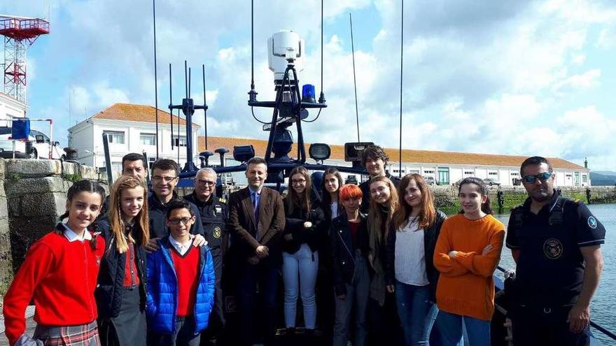 Los ganadores del concurso visitaron la base del Servicio de Vigilancia Aduanera en Marín. // Fdv