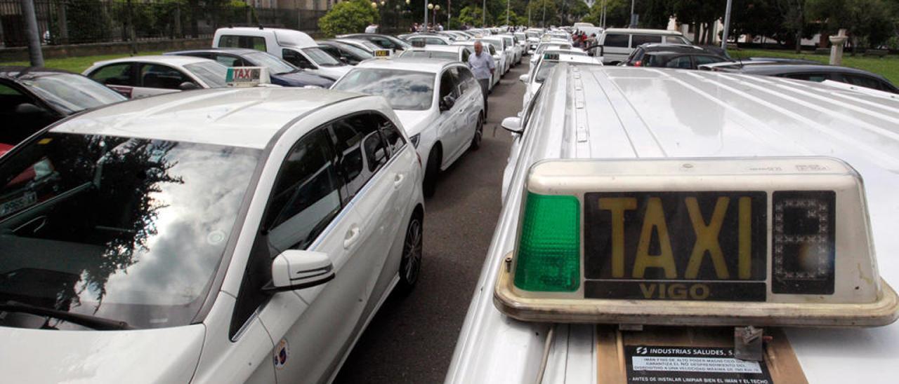 Protesta de taxistas en Santiago contra plataformas como Uber o Cabify. // Xoán Álvarez