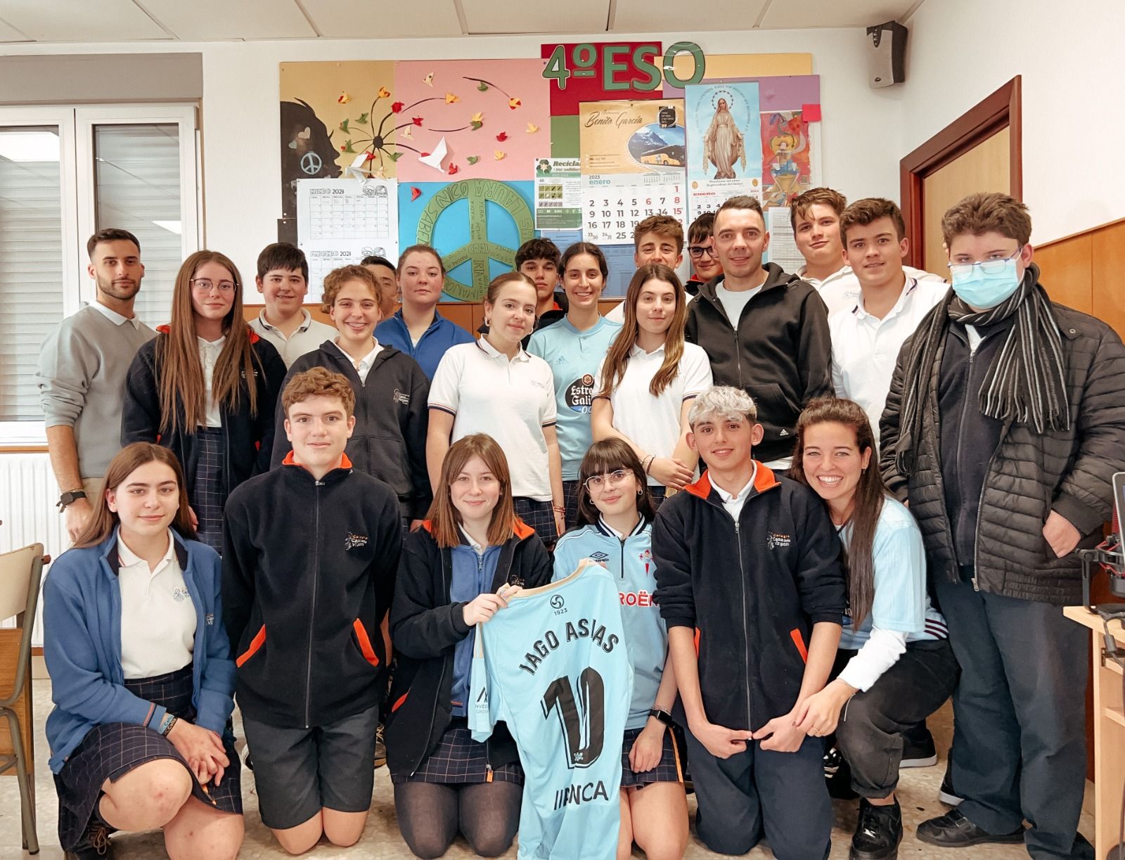 El futbolista del Celta de Vigo Iago Aspas posa con los jóvenes.