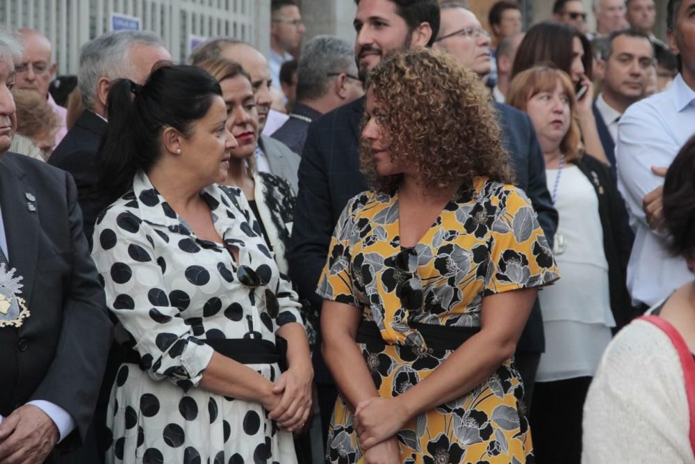 La procesión del Cristo y los fuegos llenan las calles de Cangas. // S. Álvarez