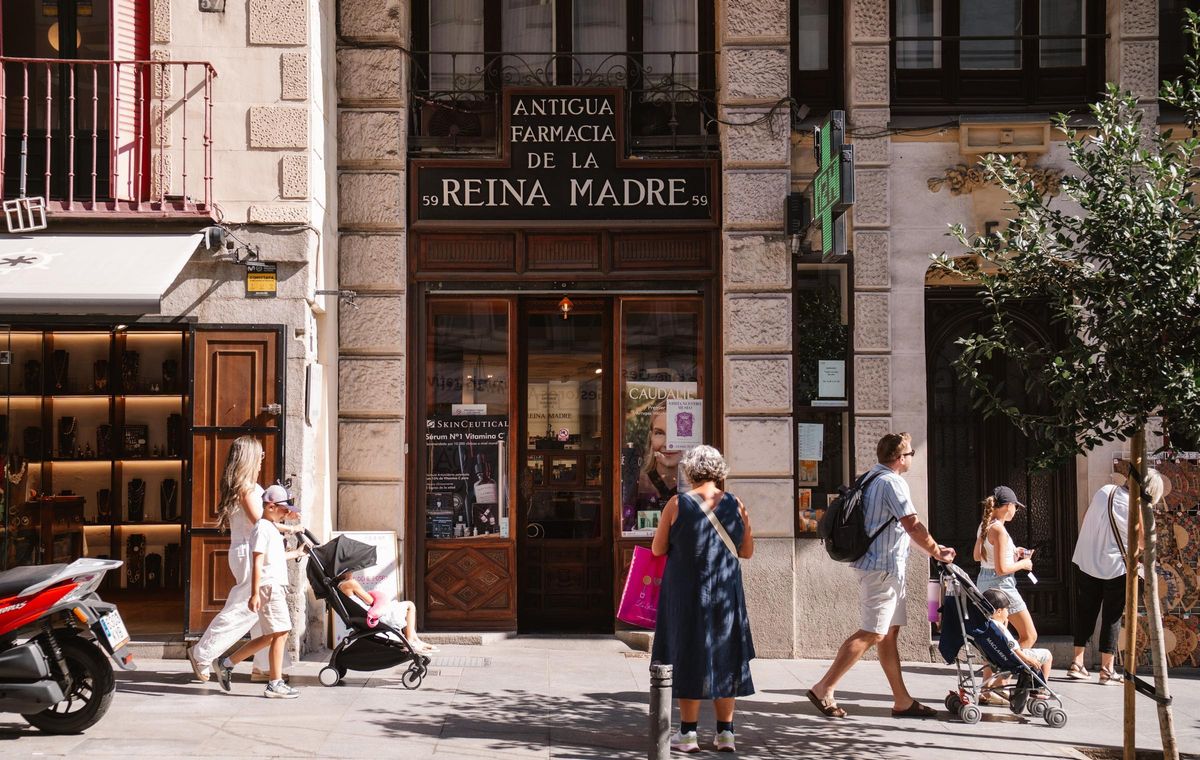 Antigua Farmacia de la Reina Madre, considerado el negocio más antiguo de Madrid aún abierto.